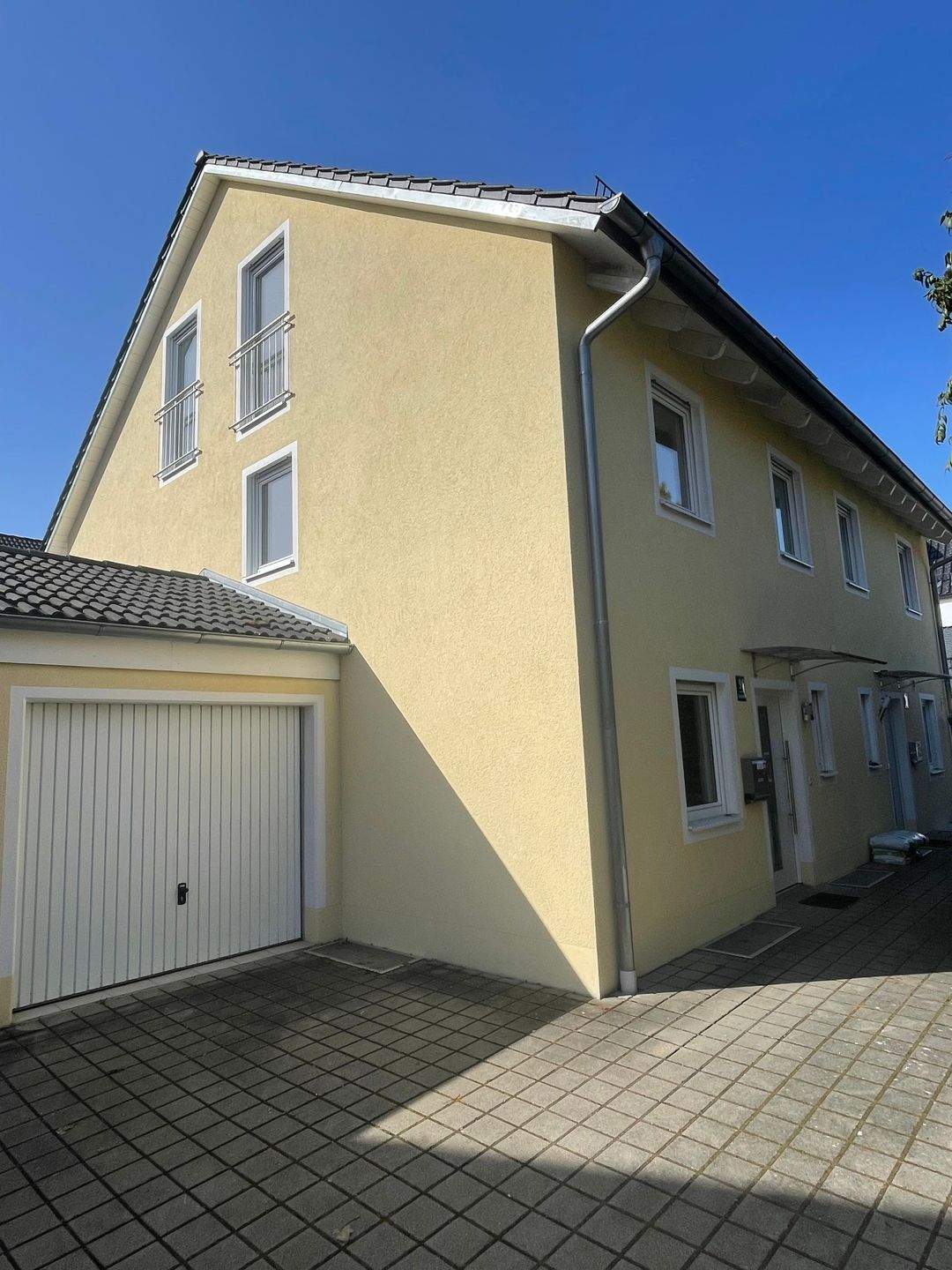 ATTRAKTIVE DOPPELHAUSHÄLFTE MIT SÜDGARTEN IN RUHIGER LAGE VON MÜNCHEN-TRUDERING – München – Vorschaubild 2