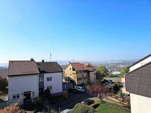 Attraktive 3,5-Zimmer-Dachgeschosswohnung mit sonniger Dachterrasse, Fernblick und Garage in Stuttgart-Muckensturm