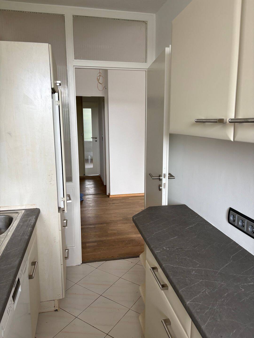 Helle, teilmöblierte 2 Zimmer Wohnung mit Loggia, EBK und Schlafzimmer – Nürnberg – Vorschaubild 3