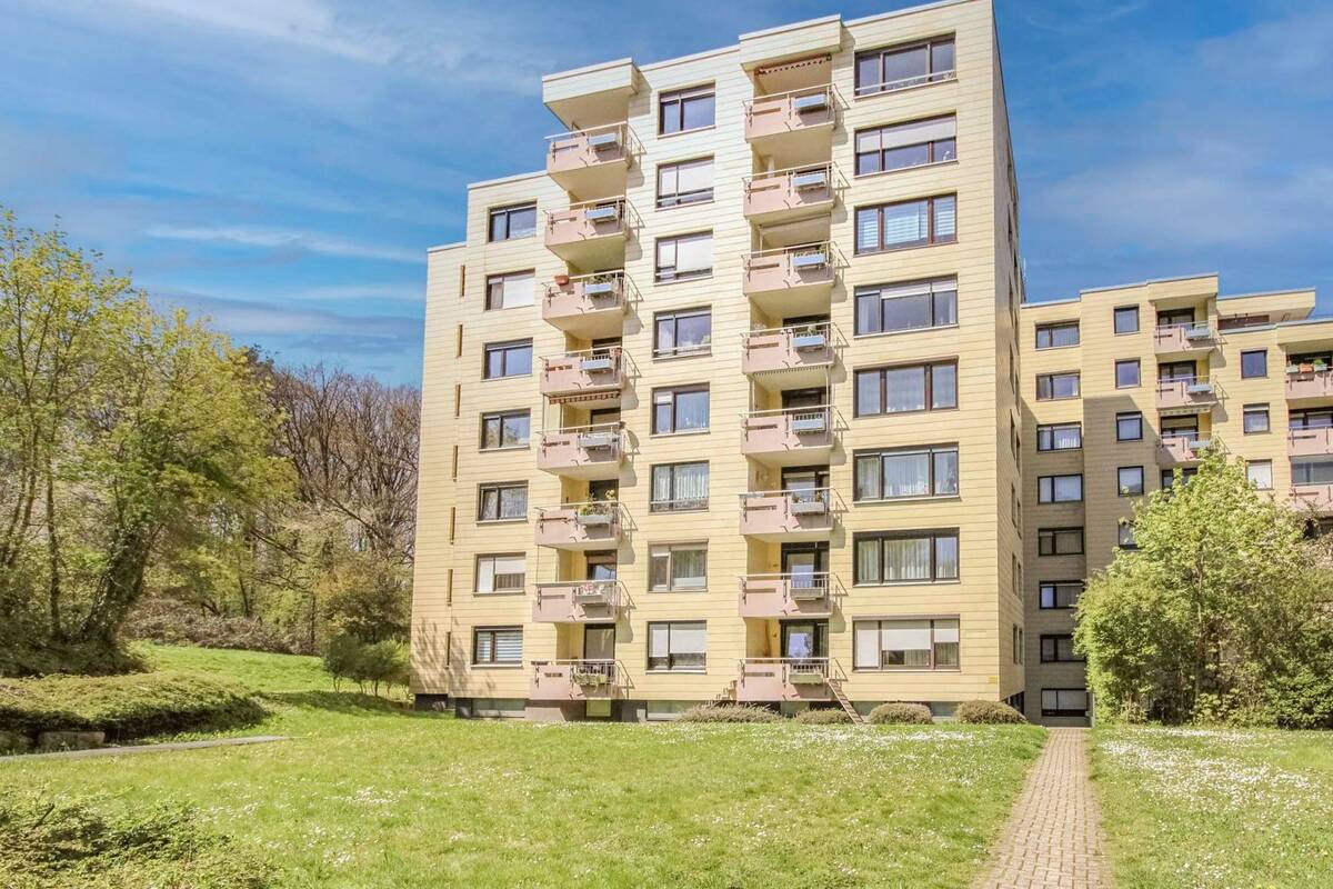 Lichtdurchflutete 2,5-Zimmer-Wohnung im 8. OG - Modernisiert, bezugsfrei, inkl. Einbauküche & Garage – 75180 Pforzheim – Bild 1 von 9