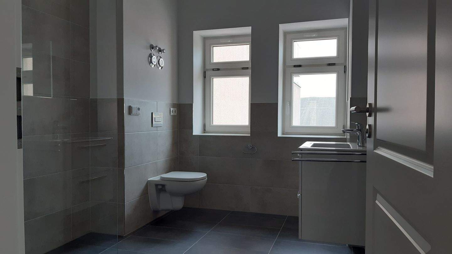 2-Raum-Appartment mit Küche, Lichtsystem, Design- Bad, Aufzug, Waschsalon – Chemnitz – Vorschaubild 6