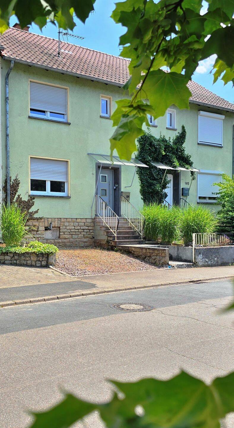 Bezugsfertiges Raumwunder in Wiltingen: 5 ZKB, ca. 100 m², renov., 4 Stellplätze/Garagen incl. großem Gartengrundstück
