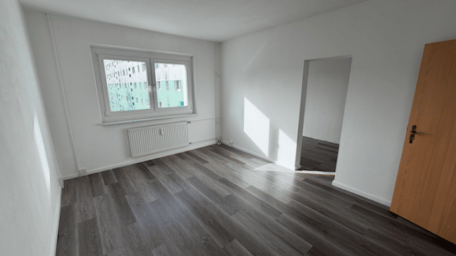 Bezugsfreie Wohnung mit sonnigem Balkon – Berlin – Vorschaubild 2