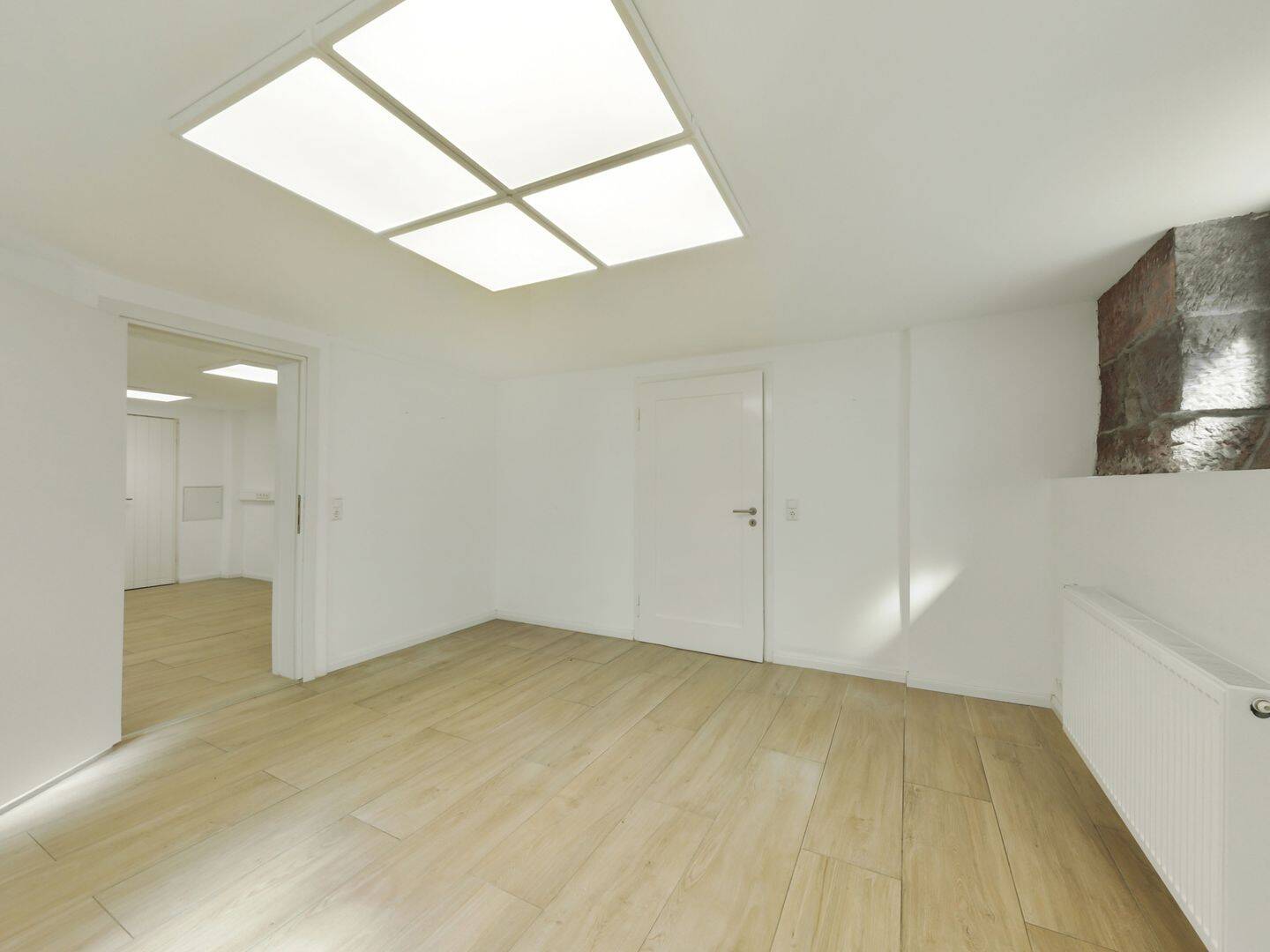 Immobilienpaket in Innenstadtlage: Vermietete 5-Zimmer-Wohnung und renovierte Gewerbeeinheit