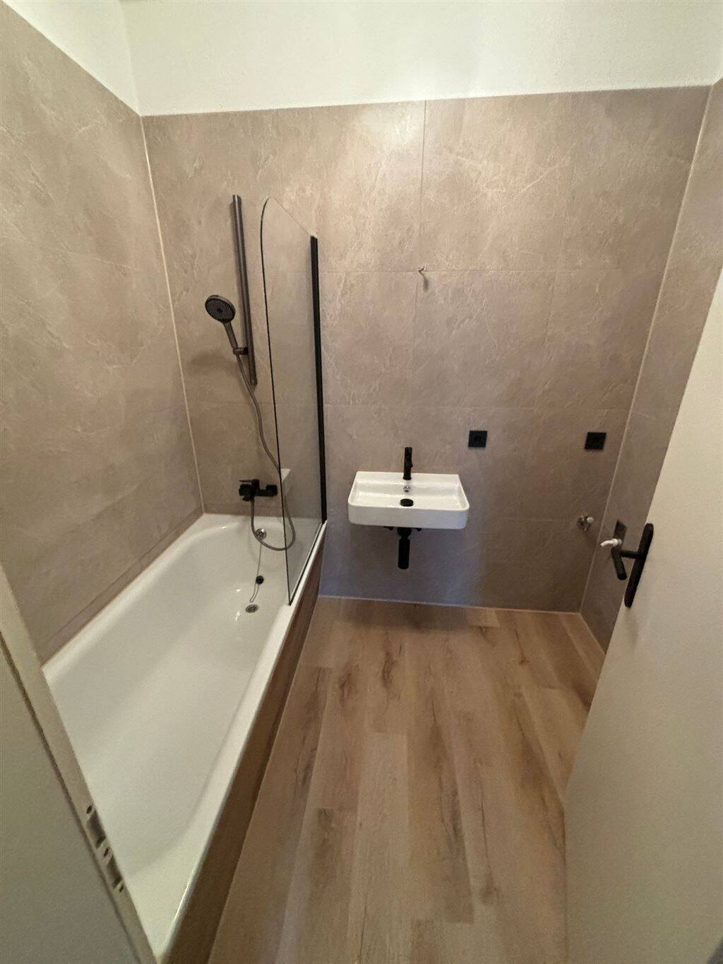 NEU-Sanierte 1-Zimmer mit Wannenbad, Vinylboden und EBK mgl. auf dem Kaßberg! – Chemnitz – Vorschaubild 3