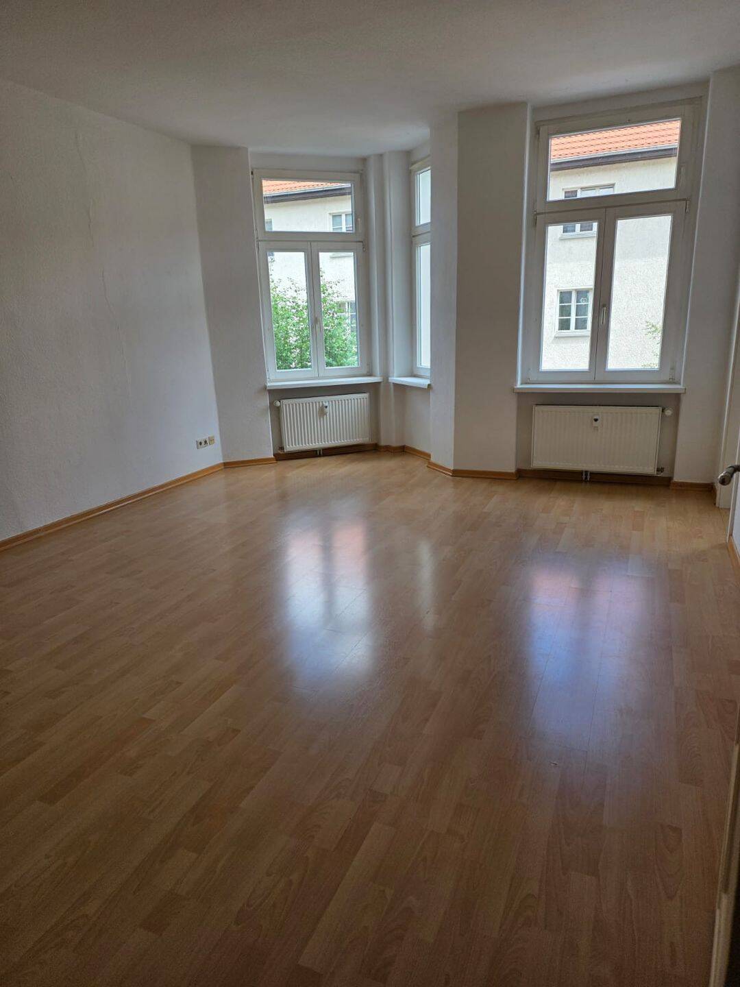 gepflegte 4-Raum-Wohnung in der Bahnhofsvorstadt mit 2 Bädern und Balkon – Stendal – Vorschaubild 2