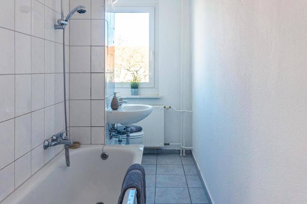 Helle 4-Raum-Wohnung mit Tageslichtbad – Chemnitz – Vorschaubild 3