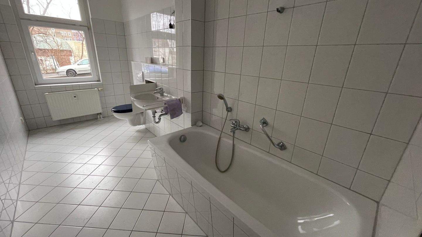 EBK inklusive *** ! Bad mit Wanne und Fenster + sep. Küche – Chemnitz – Vorschaubild 6