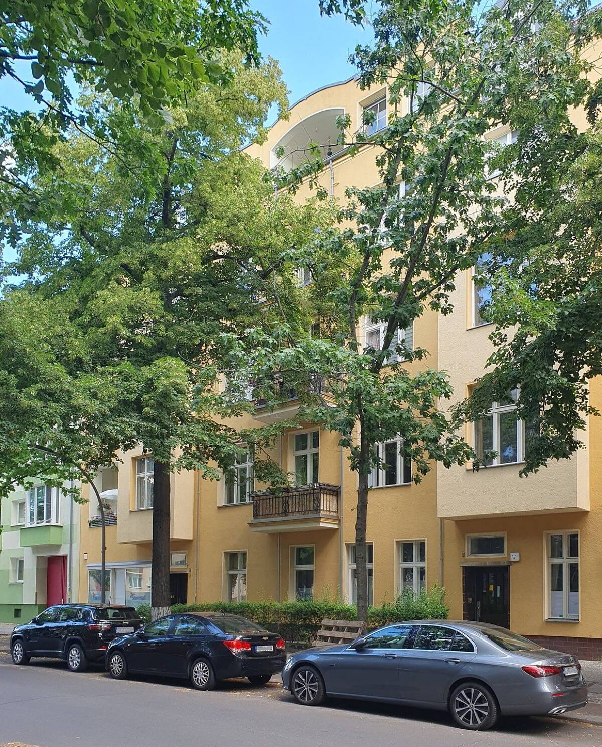Provisionsfrei f. Erwerber: vermietete Balkon-Altbauwohnung, 2.OG Vorderhaus nahe Heidelberger Platz – 14197 Berlin – Bild 1 von 9