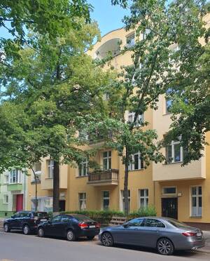 Provisionsfrei f. Erwerber: vermietete Balkon-Altbauwohnung, 2.OG Vorderhaus nahe Heidelberger Platz