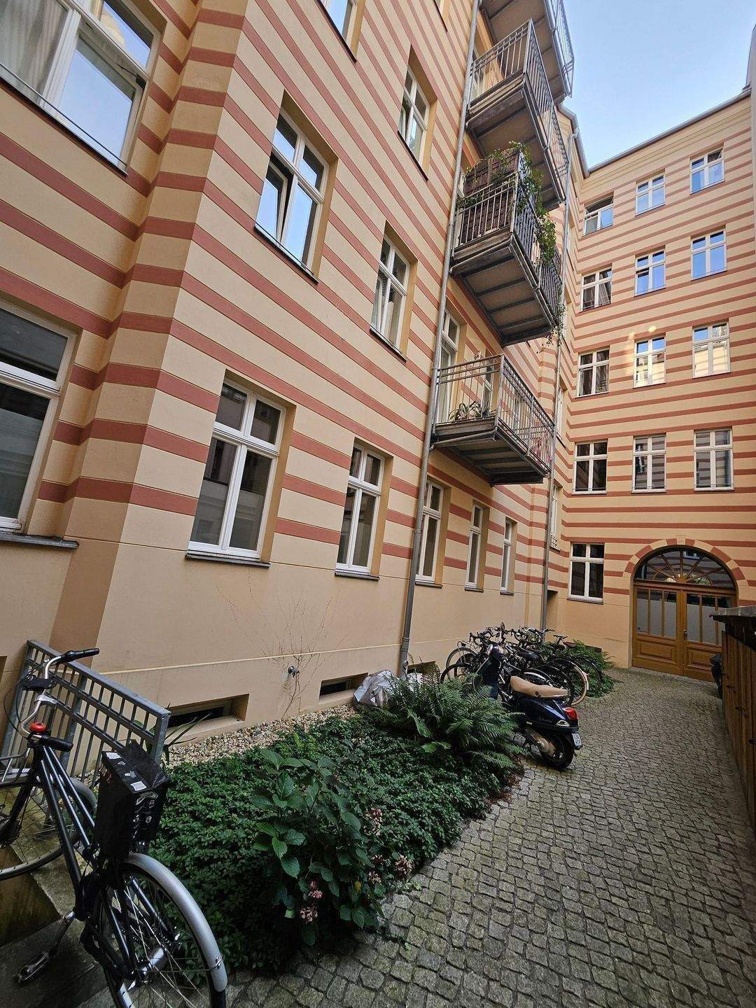 1A Lage, ruhige 3-Zimmerwohnung mit Westbalkon in Berlin-Mitte – Berlin – Vorschaubild 4