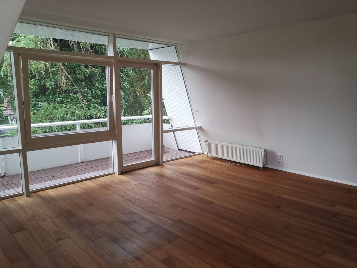 Traumhafte Dachgeschosswohnung mit Balkonen und hervorragender Ausstattung in ruhiger Lage – 22391 Hamburg – Bild 1 von 9