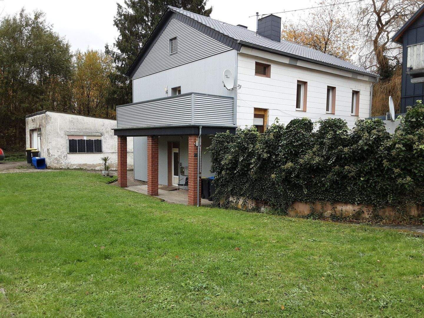 RESERVIERT !!!Freistehendes 2-Familienhaus mit großem Grundstück und großer Garage in Neunkirchen zu verkaufen – Neunkirchen – Bild 1 von 9