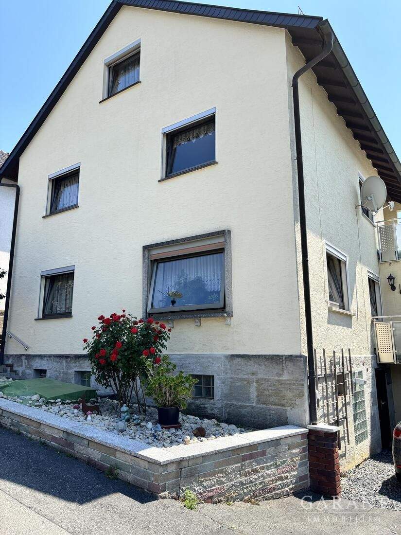 Charmantes Zweifamilienhaus in ruhiger Lage im Ortsteil Rothenhof bei Rödental – Rödental – Bild 1 von 9