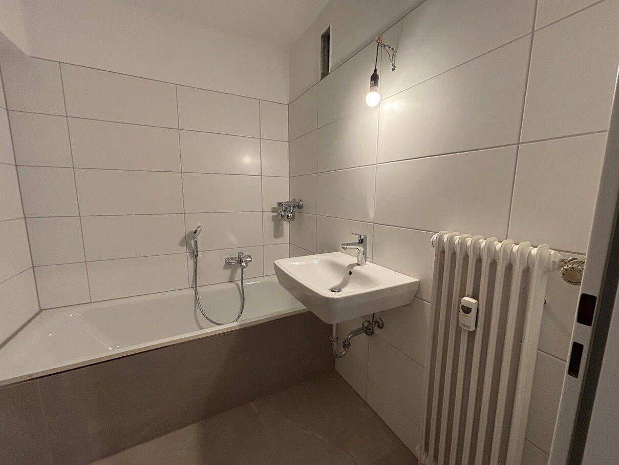 Kernsanierte 3-Zimmerwohnung mit großem Balkon, Blick ins Grüne und Stellplatz – Karlsruhe – Vorschaubild 7