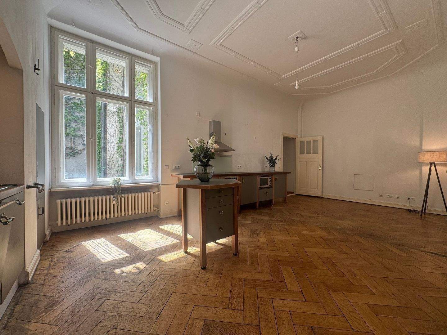 WUNDERBARE, GROSSZÜGIGE 5-6 ZIM. ALTBAU-WHG., GR. WOHNKÜCHE + BALKON MIT VIEL POTIENTIAL UNWEIT KUDAMM – Berlin – Vorschaubild 9