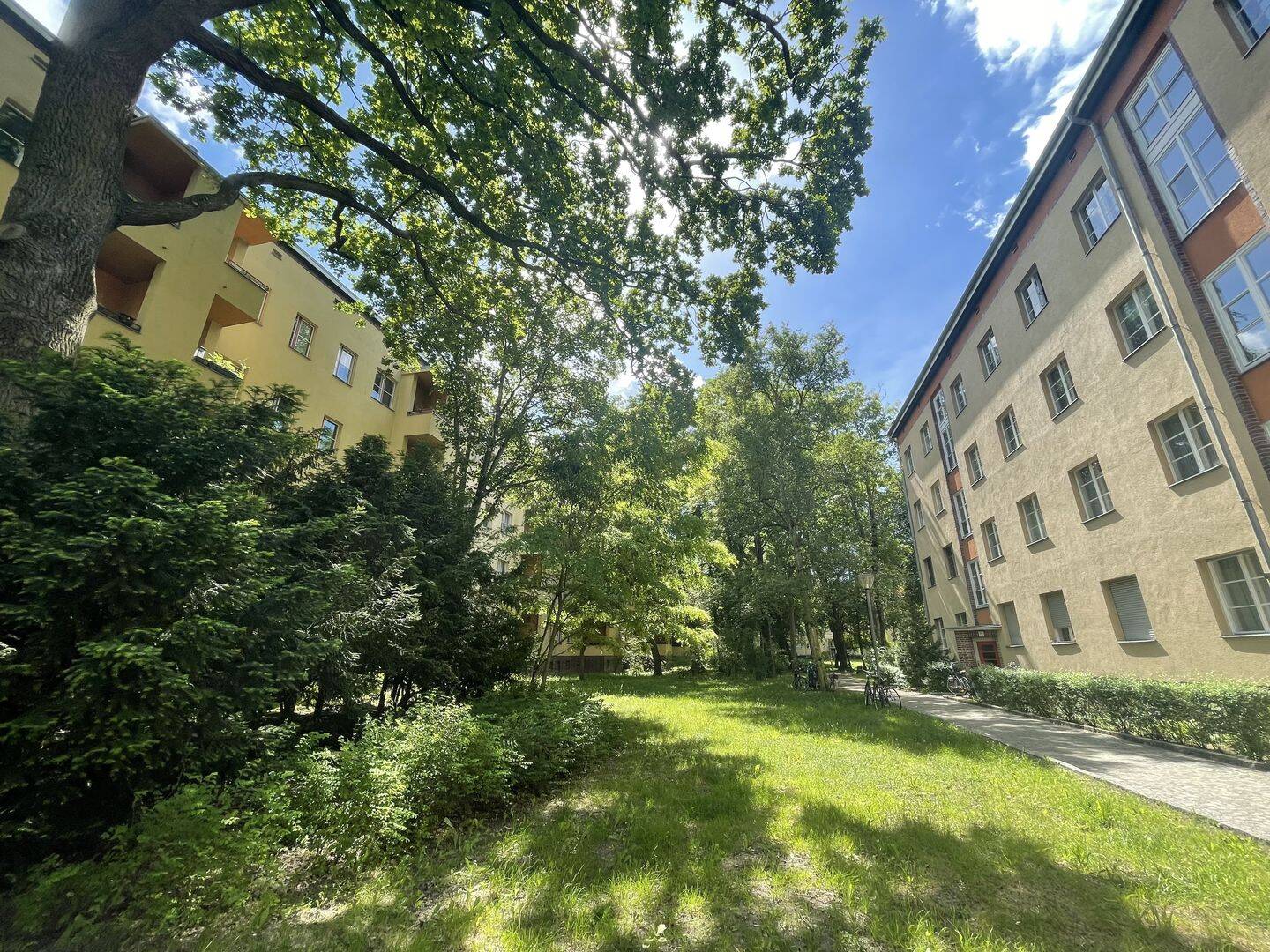 Lichtdurchflutete 3 Zi. Wohnung mit Balkon im begehrten Kissingenviertel – Berlin – Vorschaubild 2