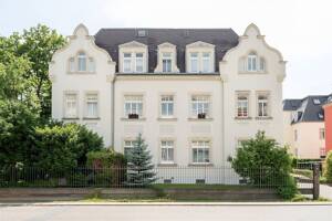 +++ Bezugsfrei! Moderne 3-Zimmer-Wohnung mit Stellplatz und ca. 130 m² eigenem Garten +++
