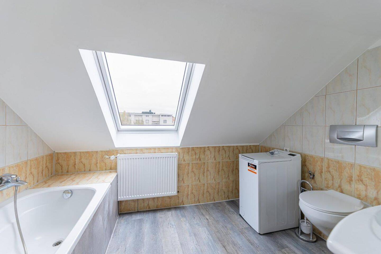 Wunderschöne 3 Zi Dachgeschoss Wohnung mit Balkon und Küche – Nürnberg – Vorschaubild 5