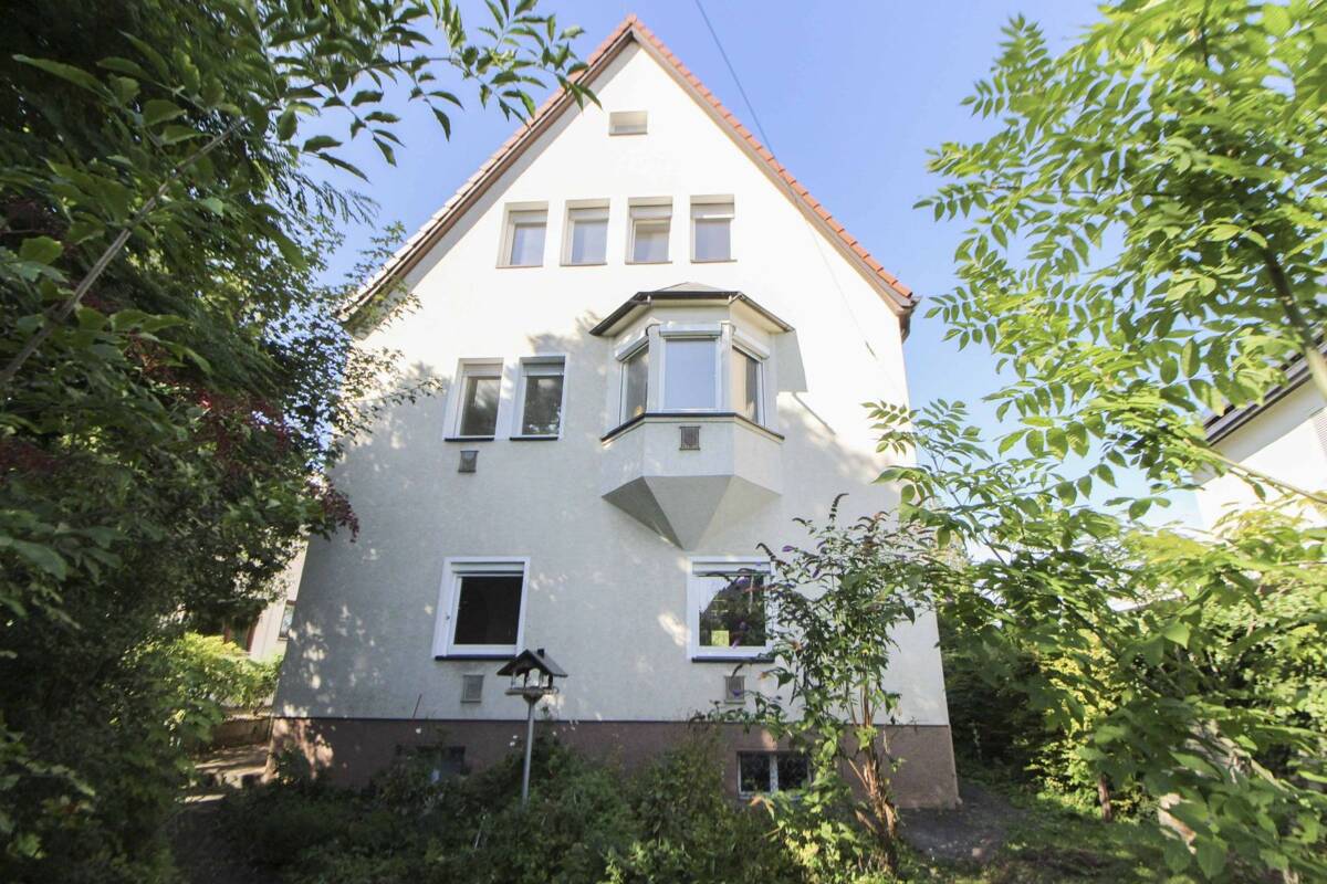 Interessantes MFH mit Wertsteigerungspotenzial und großem Garten in Top-Lage von Stuttgart – 70195 Stuttgart – Bild 1 von 9