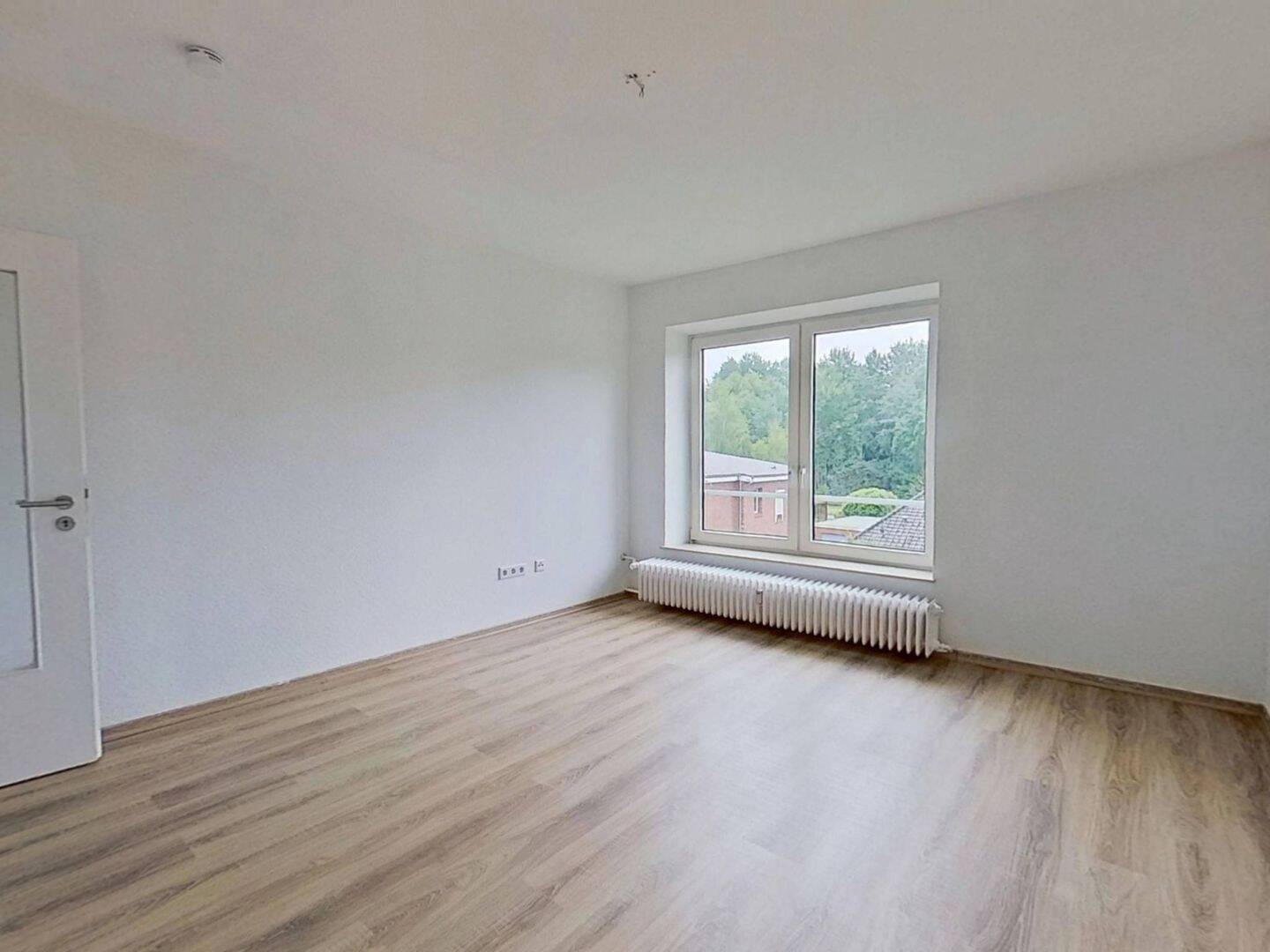 Erstbezug nach Sanierung: Helle 3-Zimmer-Wohnung mit EBK und WANNENBAD