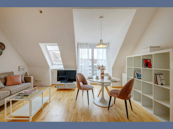 Möbliert: Wunderschöne Dachgeschosswohnung in Schwabing – München – Vorschaubild 3