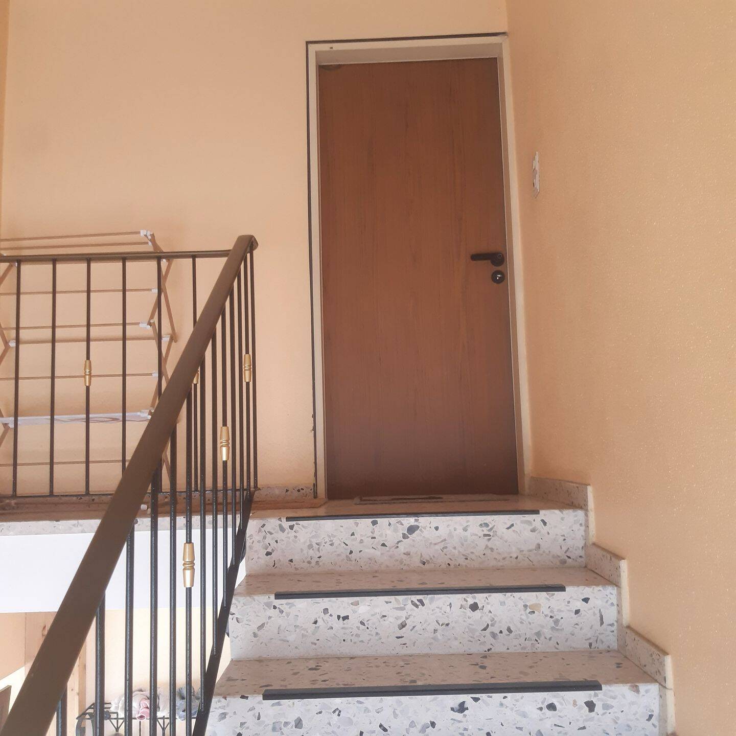 Möblierte 2-Zimmer-Wohnung zu vermieten mit Einbauküche, Garage, Garten und Kellerraum. – Altdorf bei Nürnberg – Vorschaubild 9