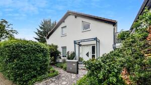 Modernes Wohnen mit Kamin, Pool und liebevoll angelegtem Garten