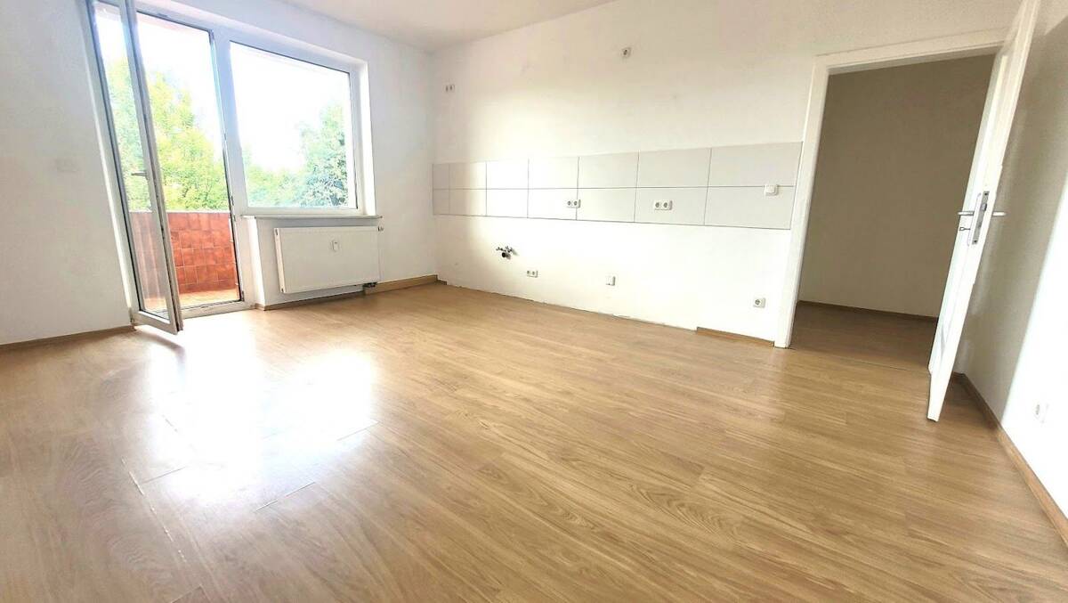 Frisch renovierte 2-Zimmer-Wohnung mit Balkon und großer Küche! – 45145 Essen – Bild 1 von 8