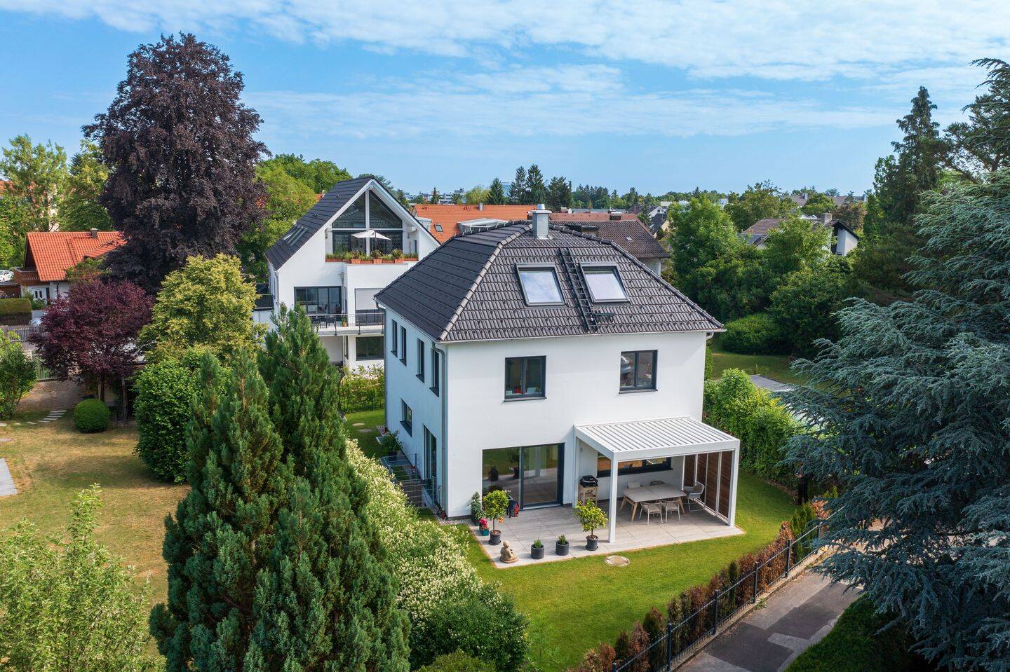 Familientraum in ruhiger Lage. Stilvolles Haus mit schönem Garten. – Unterhaching – Bild 1 von 7