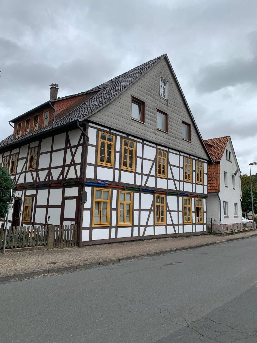 6- Familienwohnhaus mit Nebengebäude in zentraler Lage von Bodenwerder/Kemnade – Bodenwerder – Bild 1 von 9