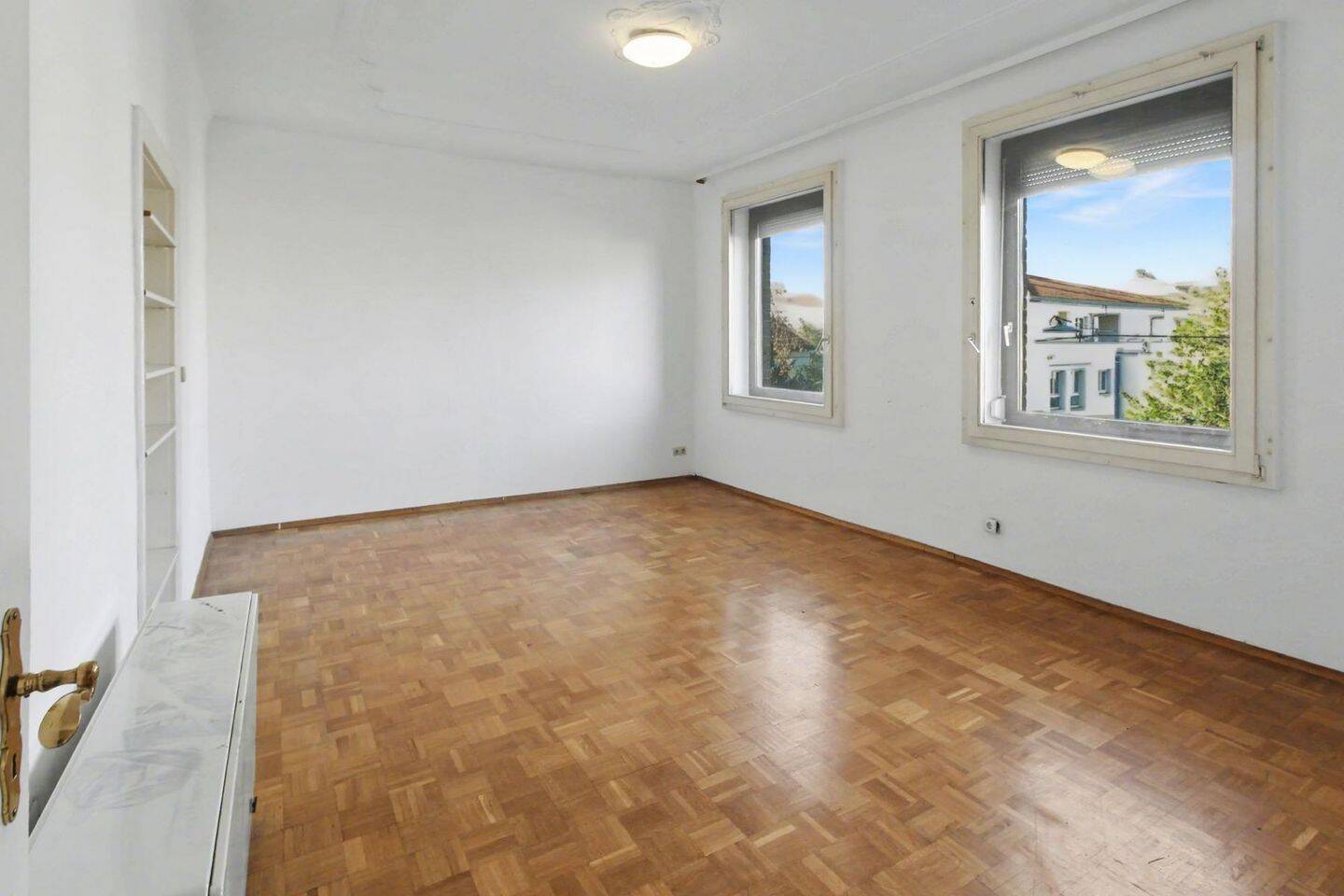 Altbaucharme im Herzen von Cannstatt - 4 Zimmer, 2 Tageslichtbäder und Balkon – Stuttgart – Bild 1 von 9
