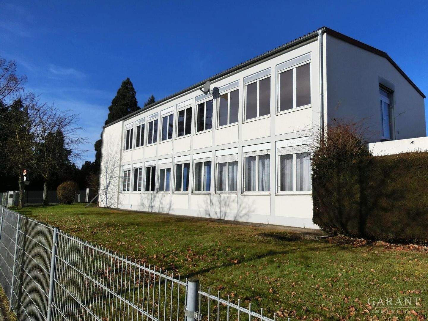 Arbeiten und Wohnen in idealer Kombination - Gewerbeimmobilie mit großzügigem Wohnbereich – Holzmaden – Bild 1 von 9