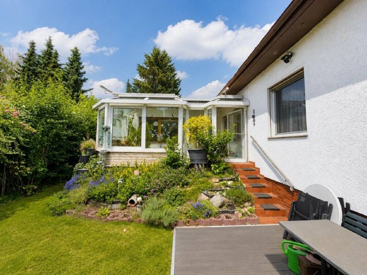Bungalow nahe U7 mit Wintergarten und Vollkeller – 12351 Berlin – Bild 1 von 9