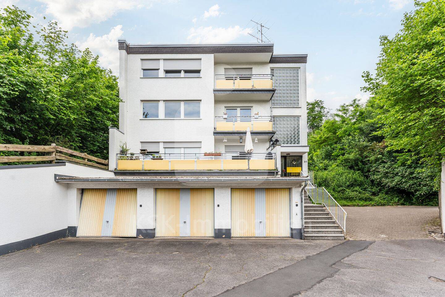 Attraktives Mehrfamilienhaus mit angrenzendem Grundstück in Rösrath. – Rösrath – Bild 1 von 6