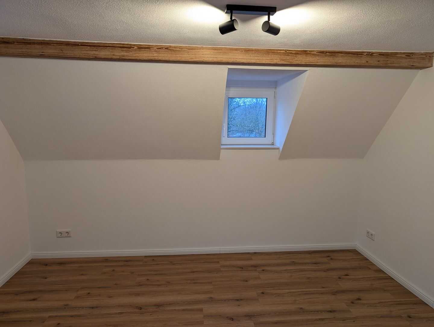 Liebevoll saniertes Einfamilienhaus mit Balkon und kleinem Garten im Zentrum von Feuchtwangen – Feuchtwangen – Vorschaubild 6