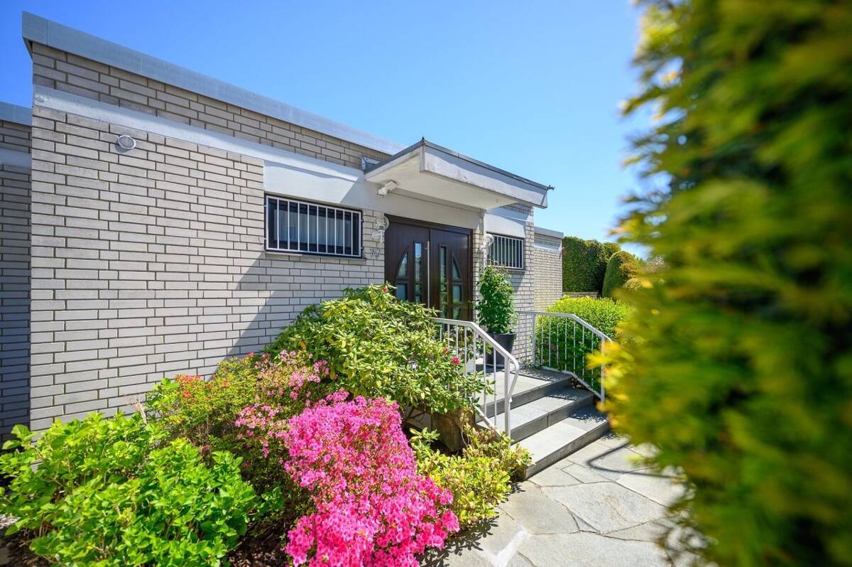 BUNGALOWKLASSIKER | Stilvolle 70er-Jahre Architektur in Frankfurt-Seckbach – 60389 Frankfurt am Main – Bild 1 von 9