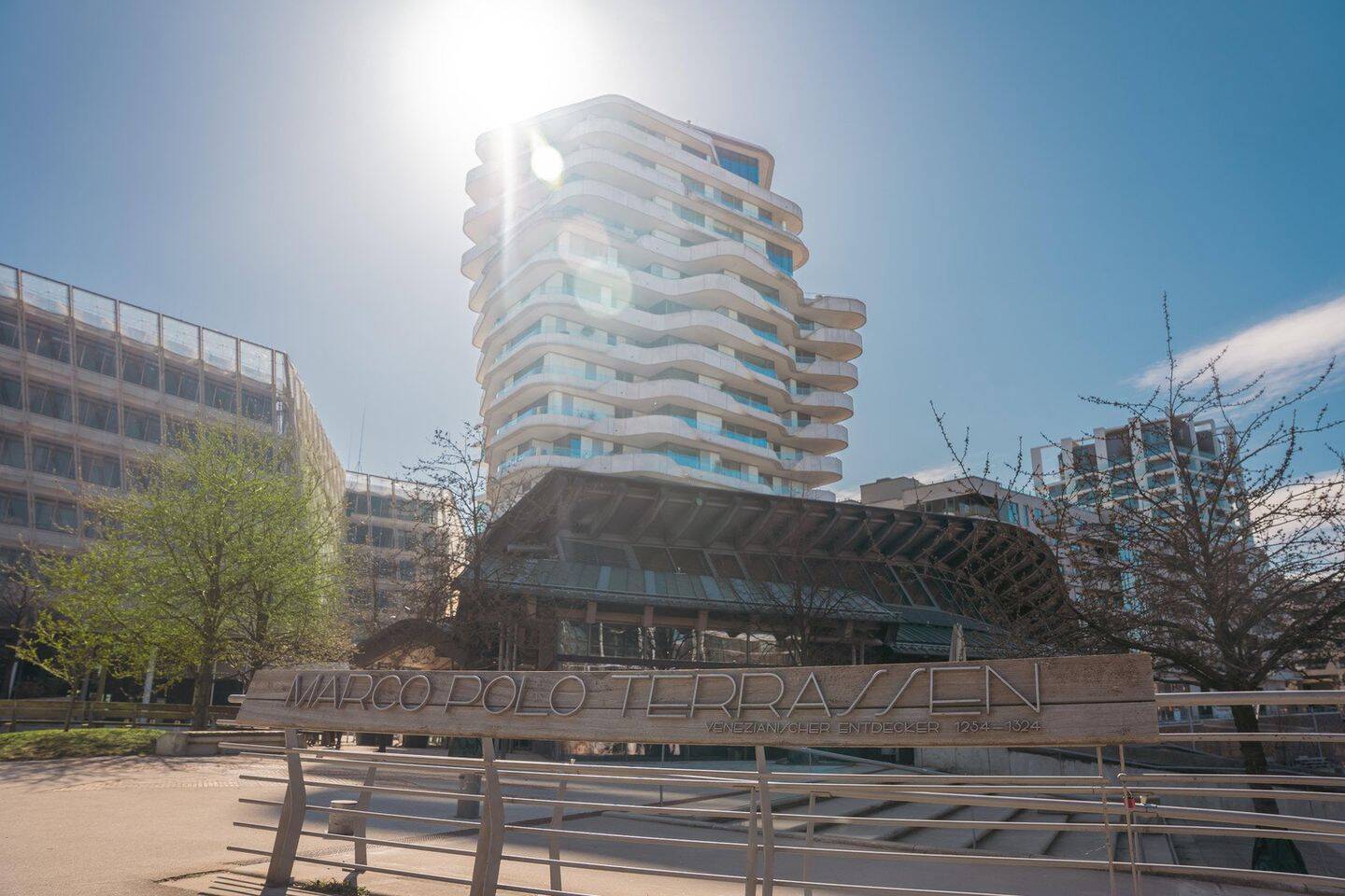 Designwohnung im Marco Polo Tower - mit Blick auf das Wendebecken des Hafens