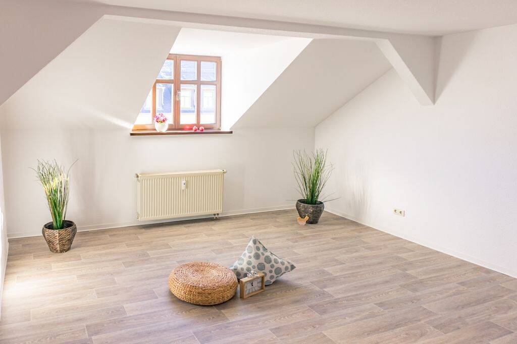 3-Raum-Dachgeschosswohnung mit Badewanne