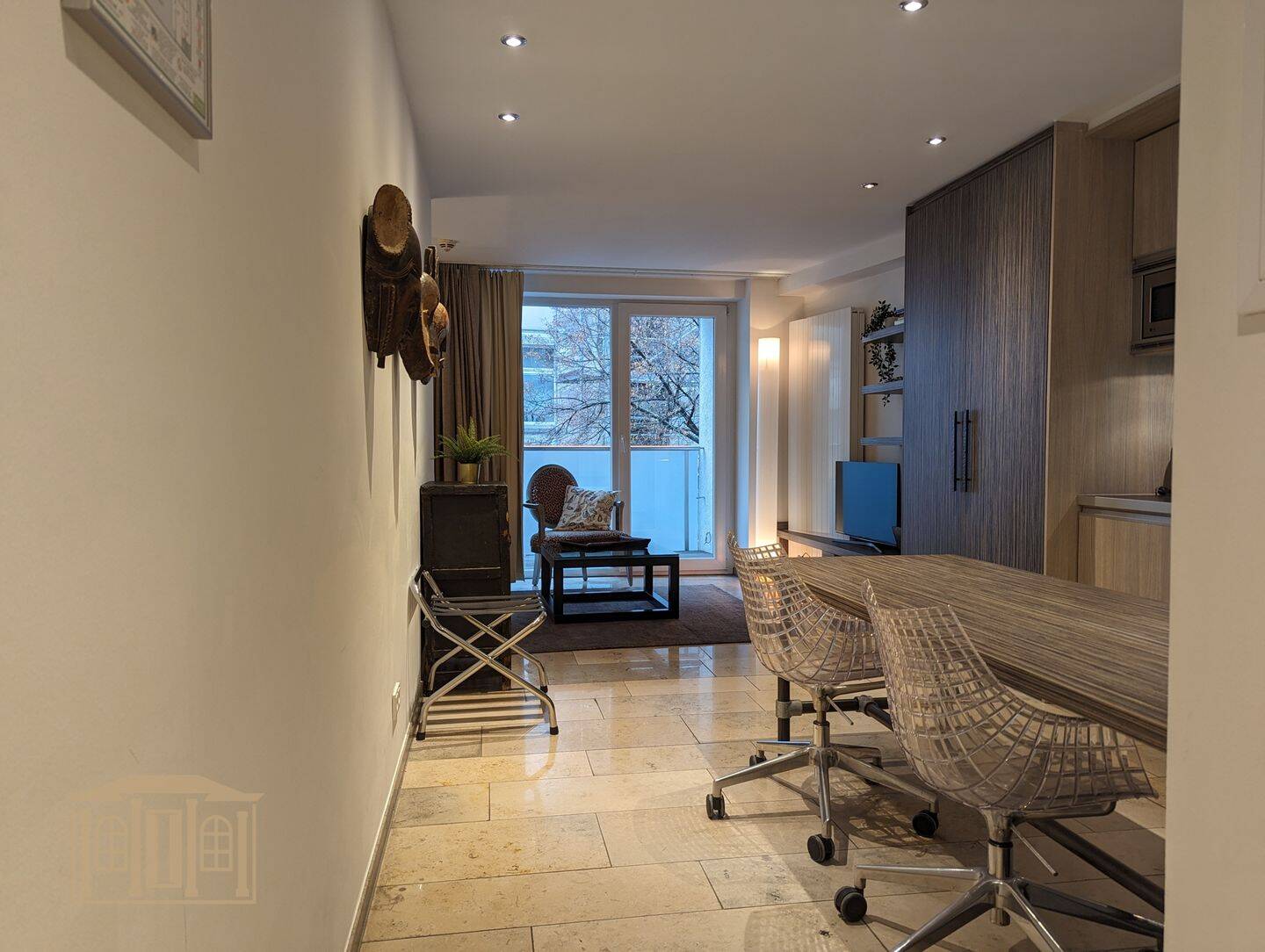 Fully Furnished / All-in: Exklusives Art-Apartment mit City-Balkon im Zentrum