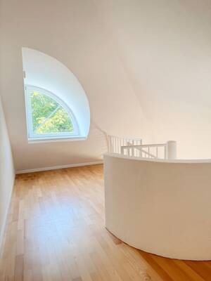 Wohnen mit Flair am Englischen Garten – 2,5 Zimmer-Galerie-Dachgeschoss-Wohnung mit Dachterrasse – 80802 München – Vorschaubild 6