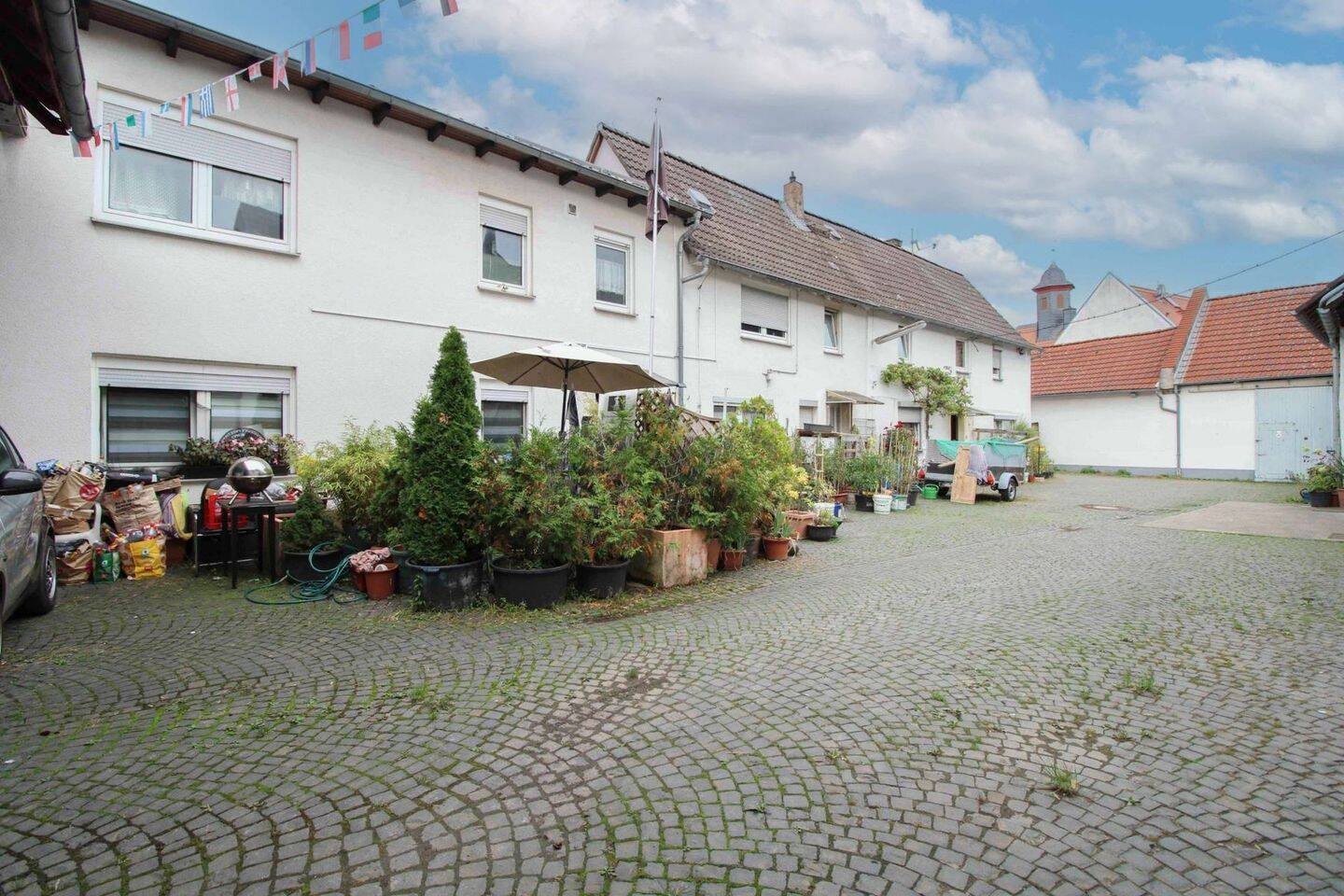 Vielseitiges Mehrfamilienhaus mit Scheune & 6 Garagen in ruhiger Sackgasse von Liederbach – Liederbach – Vorschaubild 7