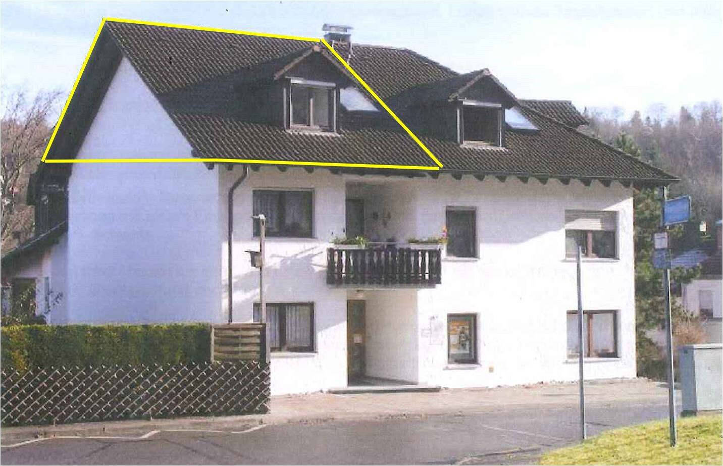 Pfiffig * Bezugsfrei * Modernisiert - 2 Zi.-Wohnung im DG mit 2 PKW-Außenstellplätze!