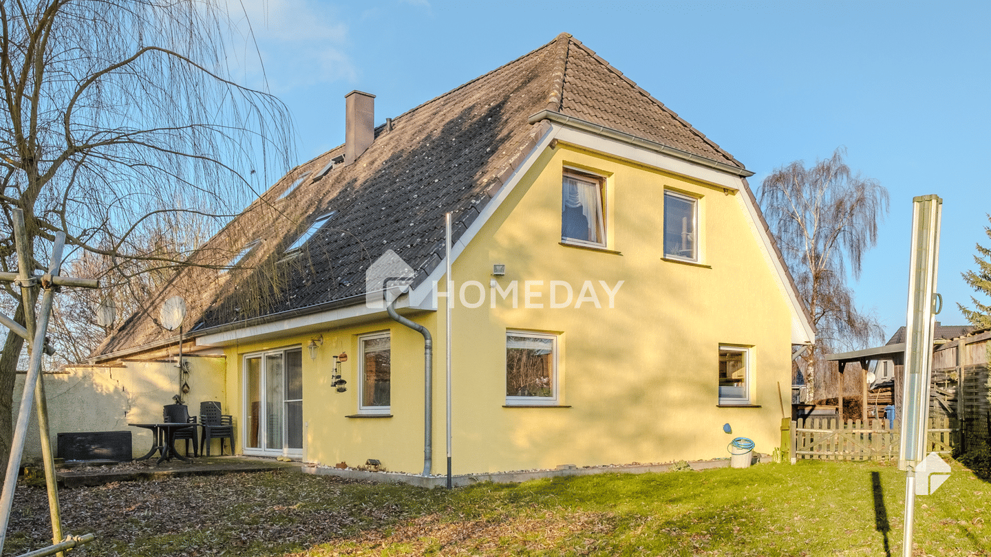 Am Feldrand und idyllisch gelegen: DHH mit Südterrasse, EBK + Carport | Gepflegt | Großes Grundstück – Damshagen – Bild 1 von 9