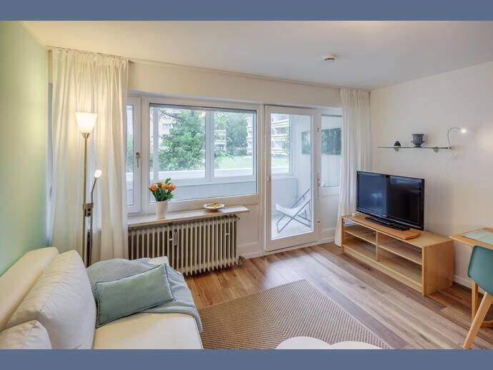 Möbliert: Sehr freundliche 1-Zi-Wohnung mit großer Loggia – München – Vorschaubild 2