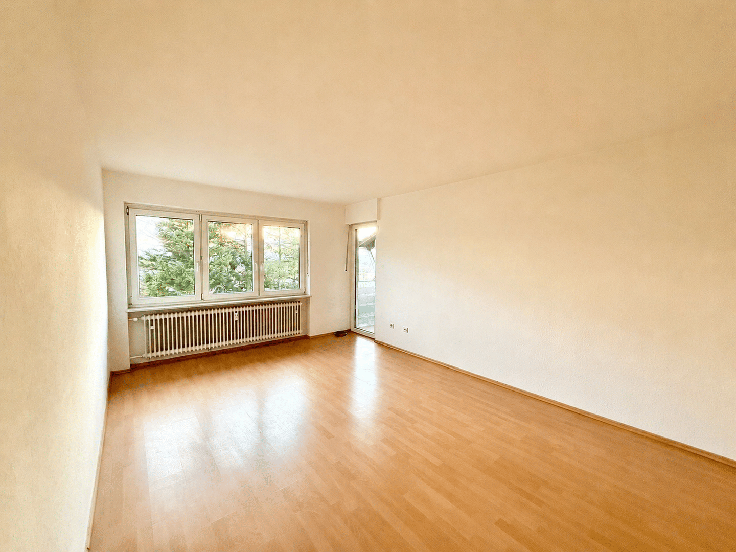 Ohne Provision & sofort bezugsfähig! Schöne 4-Zimmer-Wohnung mit netter Südwestloggia & ca. 86,6 qm im 1.Stock – Dietersheim – Vorschaubild 2