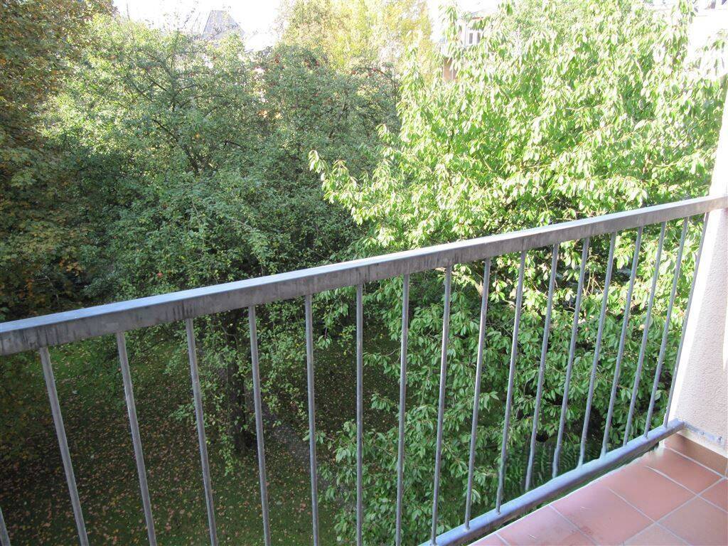 Helle und gepflegte 3-Raumwohnung mit Charme - Erker, offener Küchenbereich und Balkon in den grünen Hinterhof – Chemnitz – Vorschaubild 3