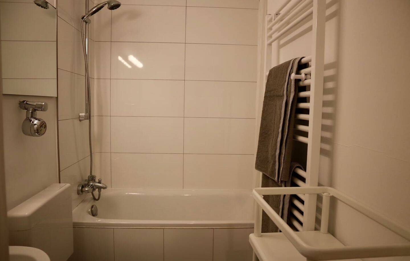 Helle 2-Zimmer-Wohnung mit Balkon in begehrter Lage im Glockenbachviertel – München – Vorschaubild 6