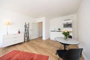 Sofort einziehen & wohlfühlen: Sanierte 1,5-Zimmer-Wohnung mit Balkon in Bogenhausen – 81927 München – Vorschaubild 3