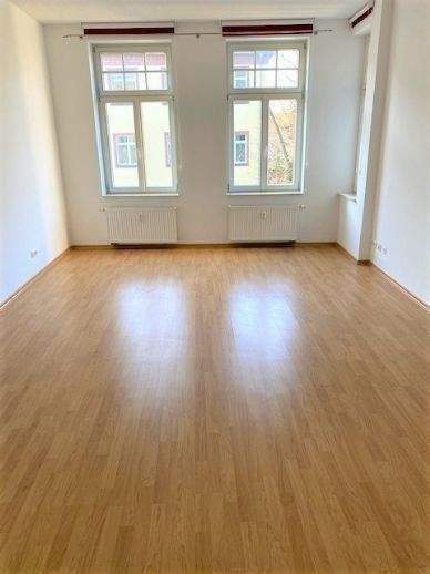 Helle moderne 2- Raum Wohnung mit Balkon zum Innenhof und Wohnräume in ruhiger Seitenstraße gelegen.